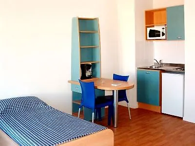 Sejours & Affaires Lamartine מלון דירות 3*