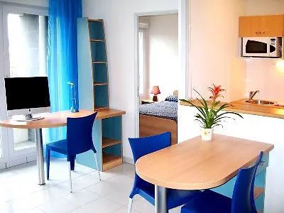 Sejours & Affaires Lamartine 3* פואטייה