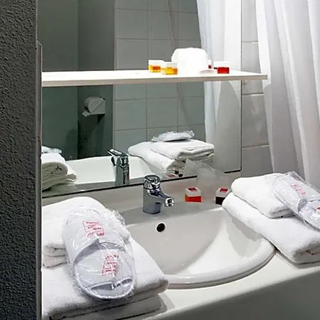 Sejours & Affaires Lamartine 3* פואטייה